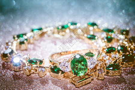 翡翠手镯优雅的女首饰金手镯珍贵的绿宝石背景