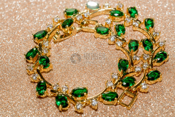 优雅的女首饰金手镯配有珍贵的绿宝石图片