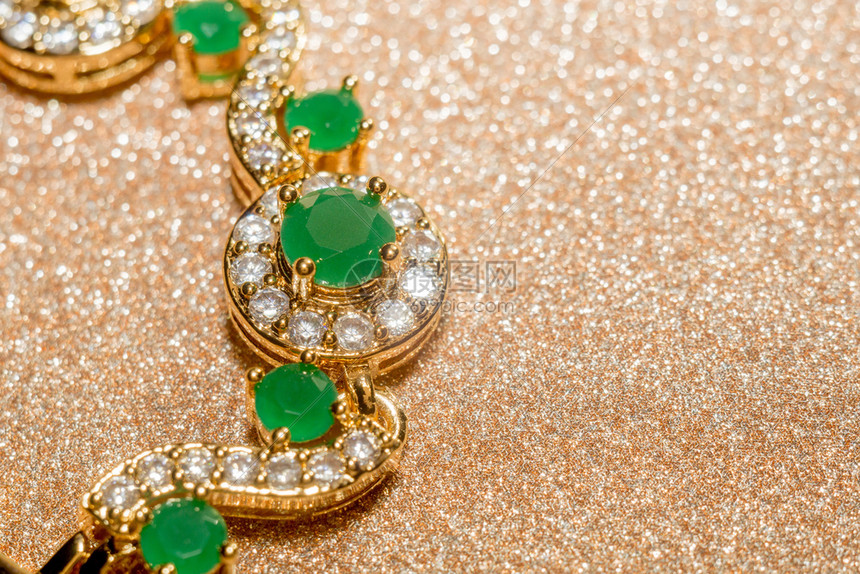 优雅的女首饰金手镯配有珍贵的绿宝石图片