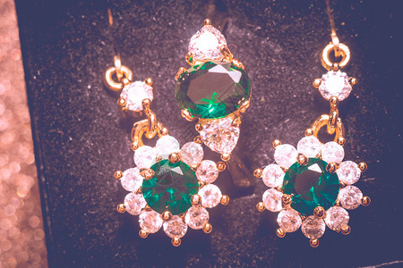 优雅的女首饰金环珍贵的绿宝石过滤背景图片