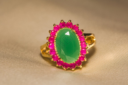 优雅的女首饰金戒指配有珍贵的绿宝石图片