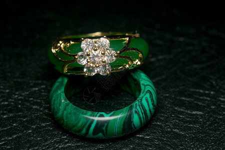 绿玉环装饰钻石和金币图片