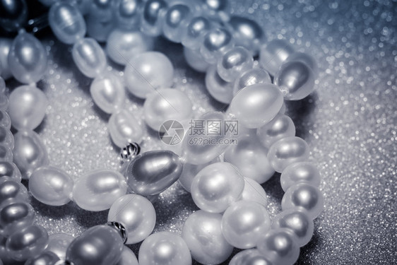 由鲜水珍珠和过滤背景制成的珠链手镯图片
