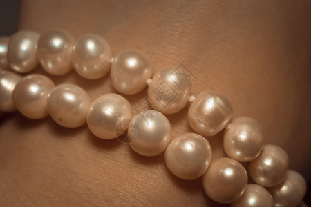 由鲜水珍珠和过滤背景制成的珠链手镯图片