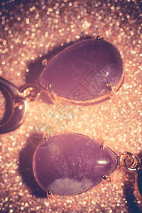 时尚玫瑰金耳环由天然的紫铁宝石制成图片
