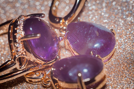 时尚玫瑰金耳环和戒指由天然的紫铁宝石制成图片