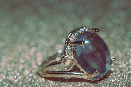 时尚玫瑰金色环由天然紫铁宝石制成图片