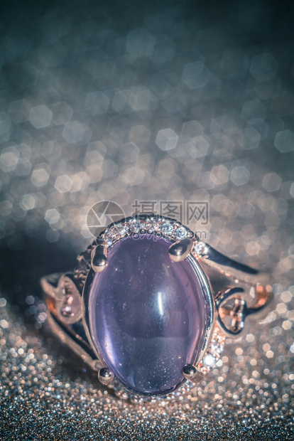 时尚玫瑰金色环由天然紫铁宝石制成图片