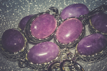古老的银首饰带有紫色粉石块昆兹特盖或石英过滤完毕图片
