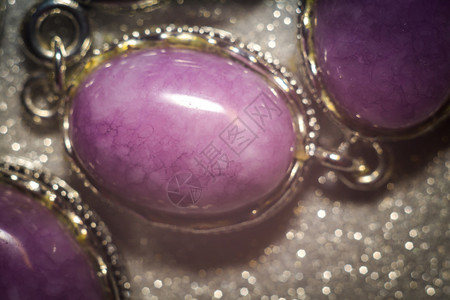 粉晶吊坠古老的银首饰带有紫色粉石块库兹特盖或石英背景