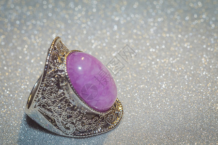 古老的银首饰带有紫色粉石块库兹特盖或石英背景图片