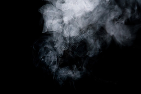黑色背景上的抽象白烟纹理图片