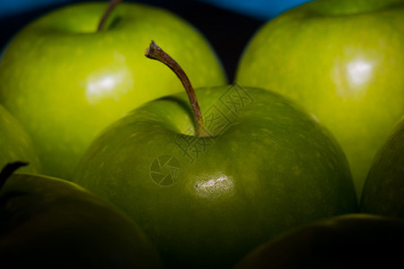 堆满成熟的绿苹果关闭背景图片