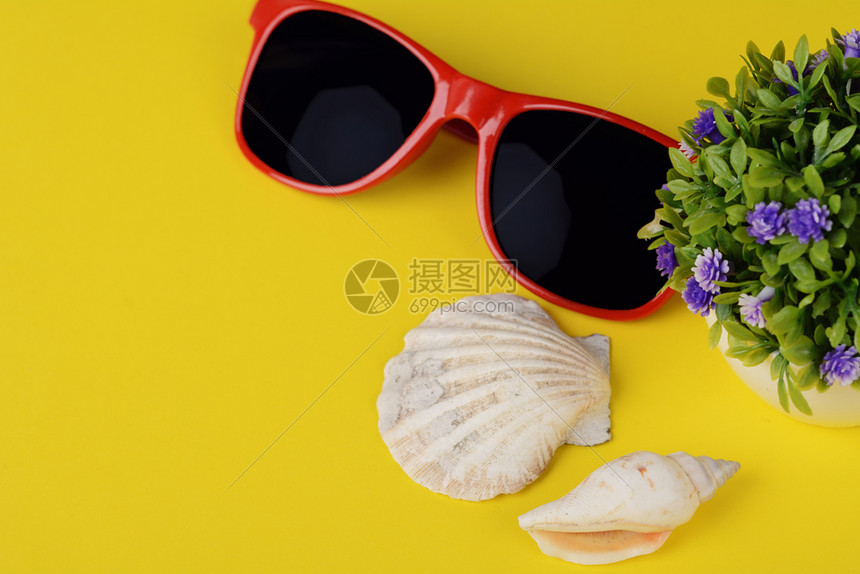 太阳镜贝壳和有复制空间的海星顶部视图夏季概念黄色背景图片