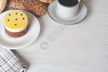 热辣的水果蛋糕咖啡和吐司早餐概念图片