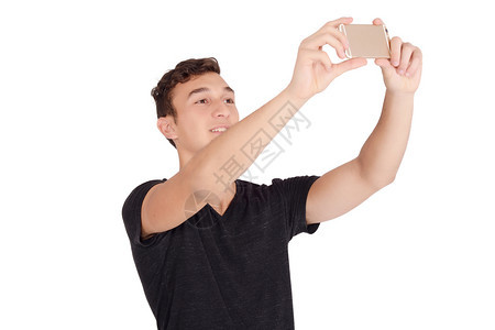 一位英俊的年轻男子肖像拍了一部自的whit手机孤立的白色背景图片