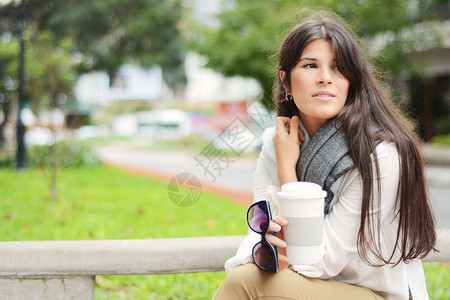 拿着纸咖啡杯的女孩图片