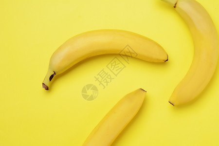 上方视图一堆黄色背景的香蕉治疗概念图片