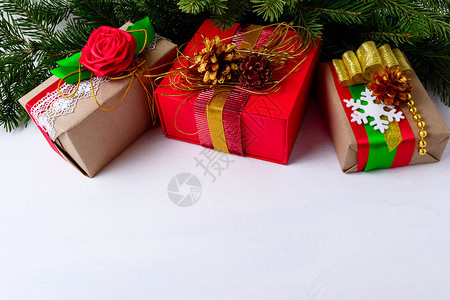 圣诞节背景带有装饰礼品盒和圣诞树枝节背景带有fir树枝和kaft纸包装礼物复制空间图片