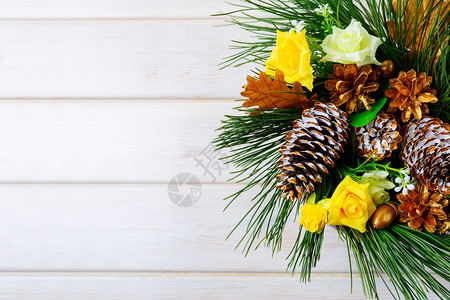 圣诞节背景有金松果和黄布花圣诞桌中央节装饰配有鲜树枝和松果复制空间图片