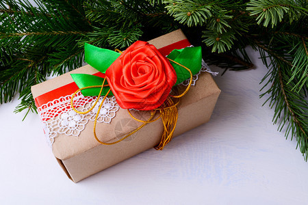 圣诞礼物盒装饰着蕾丝和红玫瑰圣诞节背景有圆形树枝和折叠纸的礼物图片