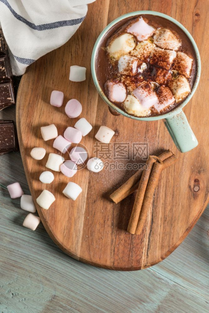 冬季热饮巧克力或可棉花糖和香料木制背景图片