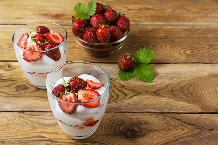 夏季甜点草莓酸奶背景图片