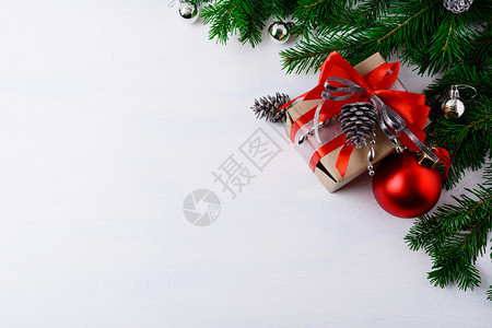 圣诞节背景装饰礼品盒和银松锥圣诞节背景装有红和银饰品复制空间图片