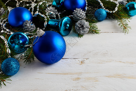 圣诞节背景有蓝装饰品银珠和松果圣诞节背景有银装饰品复制空间图片