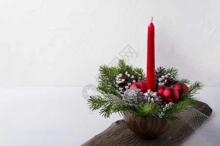 圣诞节背景红蜡烛和装饰品中心圣诞节装饰品银复制空间图片