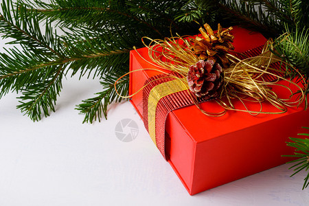 圣诞节背景与金色装饰的红礼盒图片