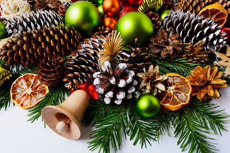 圣诞节装饰有木枝松果和干橙子圣诞节背景有生锈装饰品和木铃图片