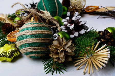 圣诞节装饰品有雪松锥和古老的黄瓜圣诞节背景有木枝自制的麻绳和草装饰品图片