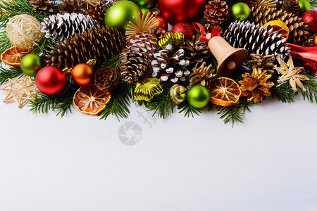 带松果和木铃的圣诞贺卡带有手工制作的草装饰品和干橙片的圣诞节装饰复制空间图片