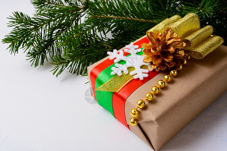装饰着雪花的圣诞礼物带金珠和弓的圣诞礼物图片