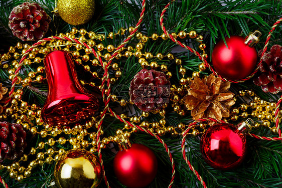 圣诞节背景有金松饼和红装饰品圣诞节派对装饰有闪亮的球图片
