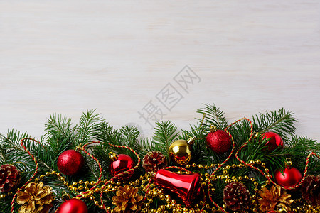 圣诞节背景有松饼金和红装饰品圣诞派对装饰有闪亮的球圣诞问候背景复制空间图片