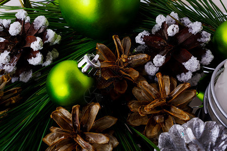 圣诞节背景雪松饼和绿色装饰品圣诞派对装饰闪发光的球复制空间图片