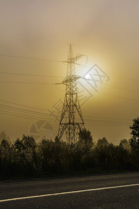 农村公路附近的高压输电塔图片