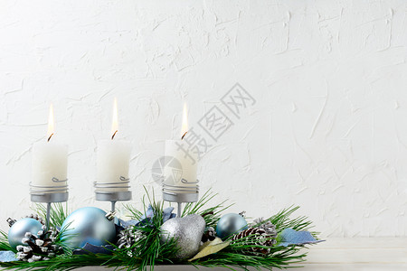 圣诞节背景蓝色装饰品和燃烧的蜡烛圣诞节桌中心装饰复制空间图片