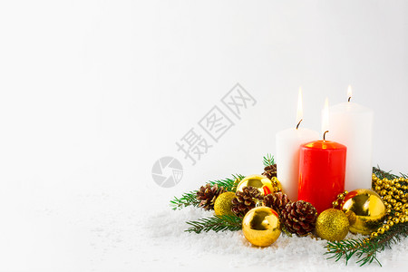 圣诞节背景雪中烧着蜡烛圣诞节欢迎背景复制空间图片
