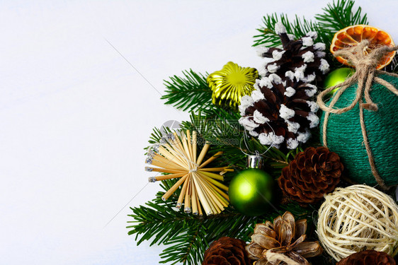 与草星松果和生锈的麻绳装饰品圣诞节问候带有手工装饰品的圣诞节背景带有fir树枝的圣诞节装饰品复制空间图片