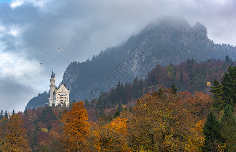 秋天森林山峰覆盖云层中华士万斯坦城堡图片