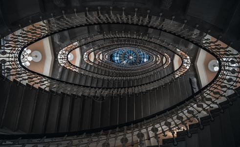 以螺旋形的楼梯设计图象由光线照亮的奥瓦尔图象案从下方以斜眼的地表看图片