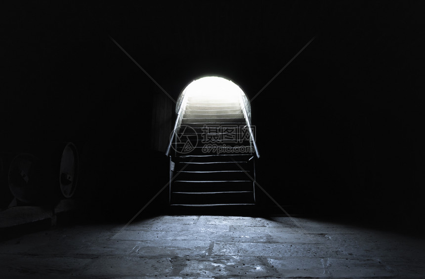 中世纪地下室完全黑暗出口有强光图片