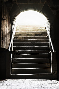 中世纪地下室有石板和楼梯通往强光图片