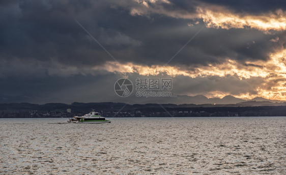 在寒冷的清晨日落时在湖中乘船航行在湖面的预兆中日落时寒冷的清静日落图片