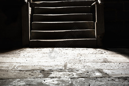 中世纪地下一层石板关闭旧的石楼梯图片