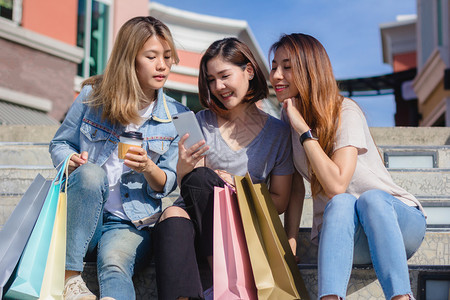 拿着购物袋的女孩们图片