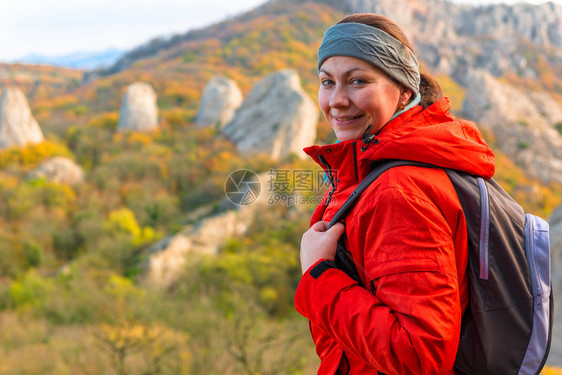 秋山中的女游客图片